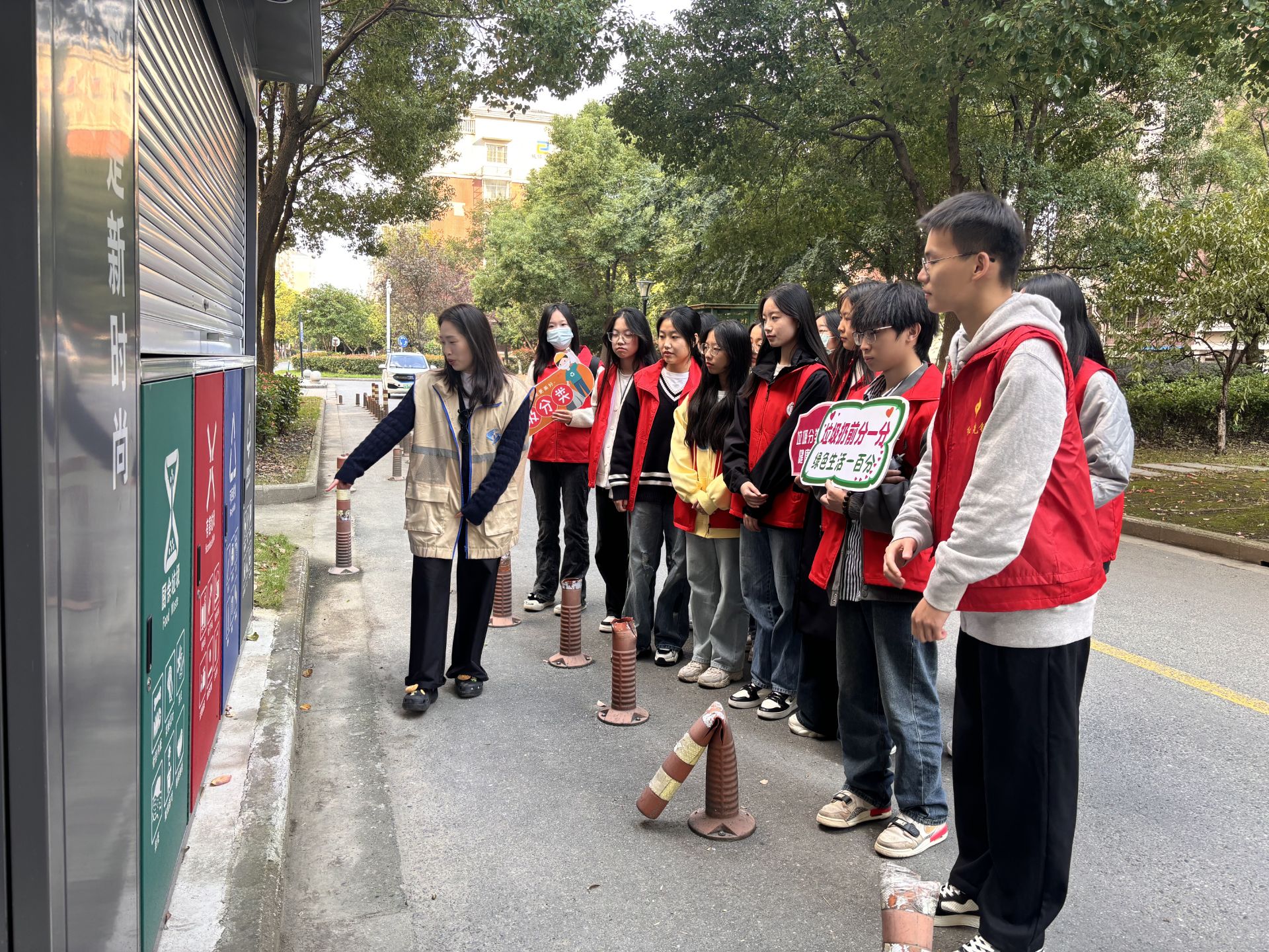 弘扬志愿服务精神,激活基层治理“一池春水” ——商学院开展大学生志愿服务进社区活动